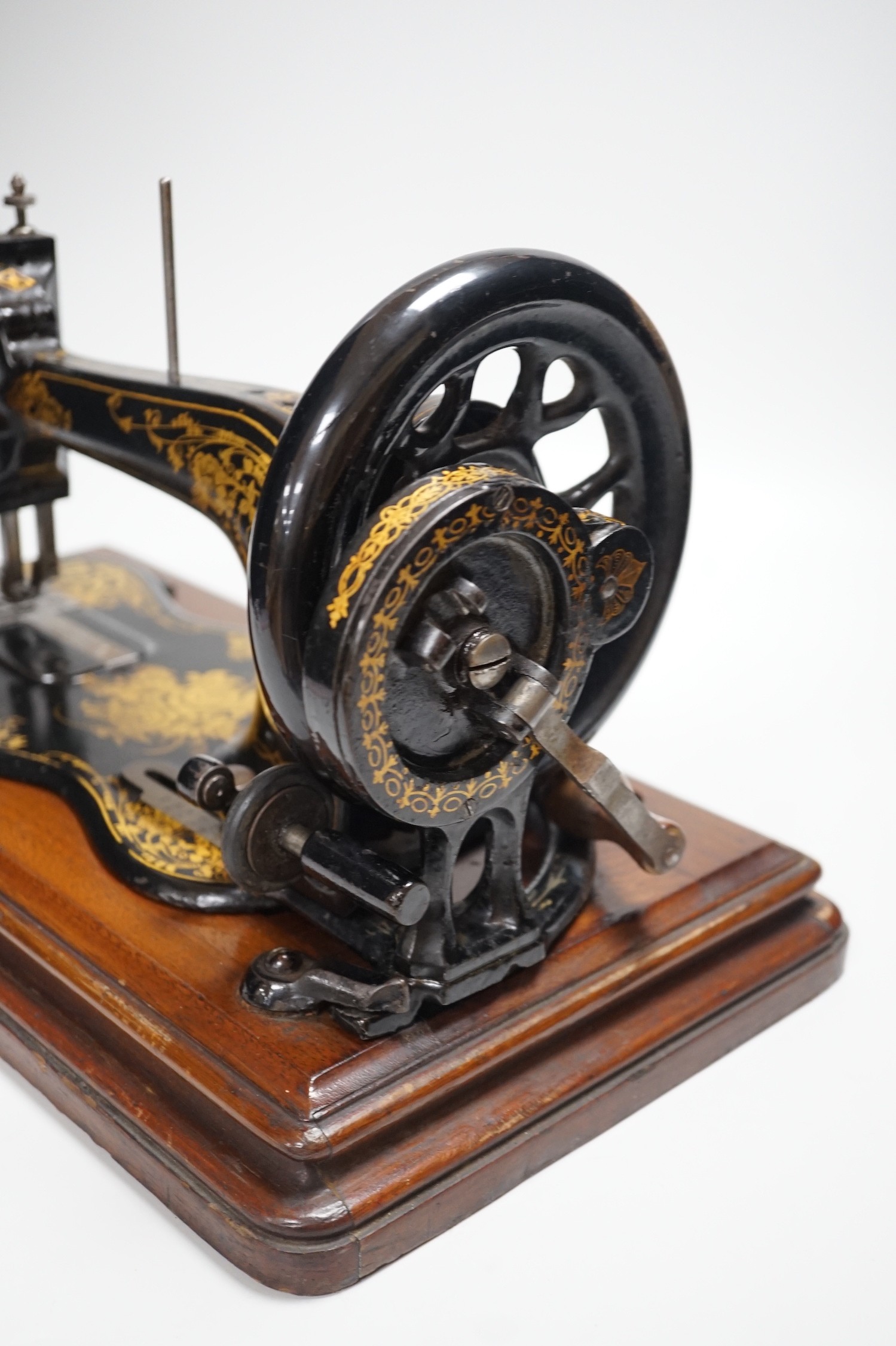 A walnut-cased 19th century Singer sewing machine, Serial Number 2831786 600986